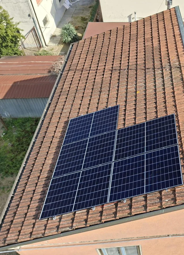 tetto-spiovente-con-energie-rinnovabili